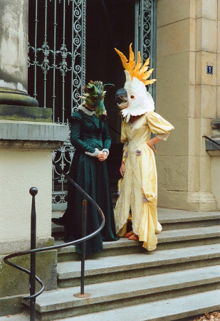 Kakadu und Drache beim ALTONALE Straßenfest / Foto: Stefanie Buss